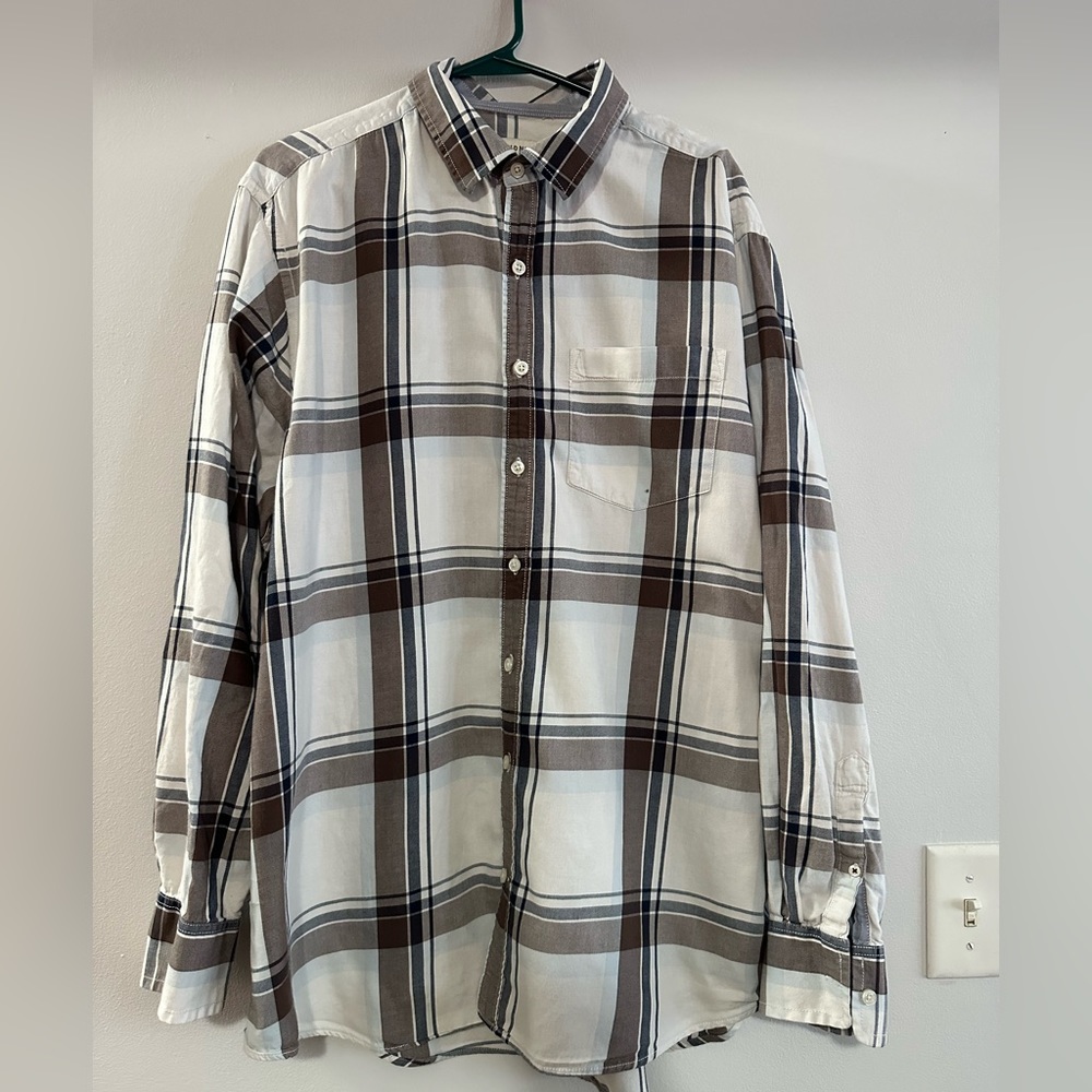 Men’s plaid button down shirt